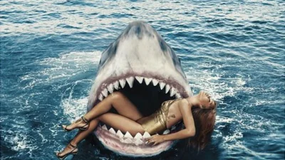 Экстремальная мода: Рианна залезла в пасть акулы