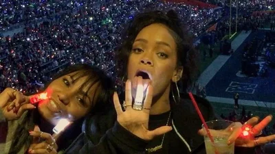 Rihanna с подружкой дурачится на матче Суперкубка