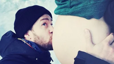 Джастин Тимберлейк оголил живот беременной супруги