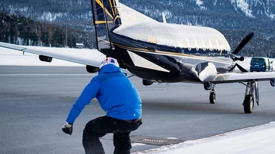Британец прокатился на сноуборде с помощью самолета