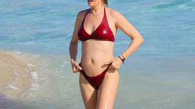 44-летняя Ума Турман показала на пляже тело в бикини