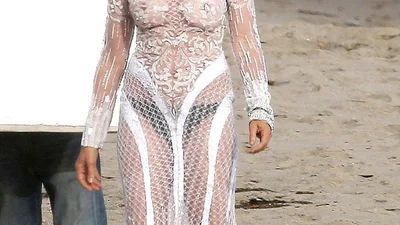 49-летняя Синди Кроуфорд обнажила грудь на пляже