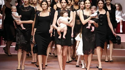 Dolce & Gabbana новую коллекцию посвятили молодым мамам 
