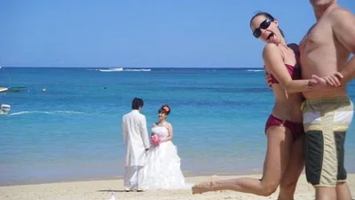 Смешная парочка портит свадебные фото людям