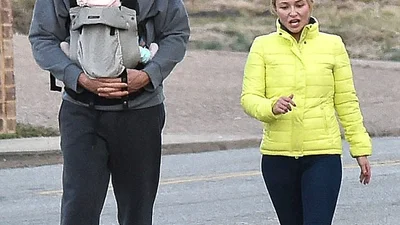 Первая семейная прогулка Владимира Кличко с невестой и ребенком