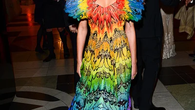 Звезды собрались на модной выставке в честь Александра МакКуина