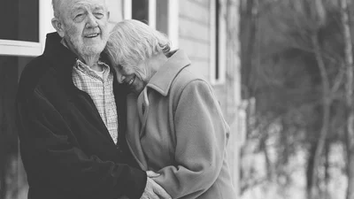 Поверь в любовь: фото счастливых влюбленных после 50 лет брака