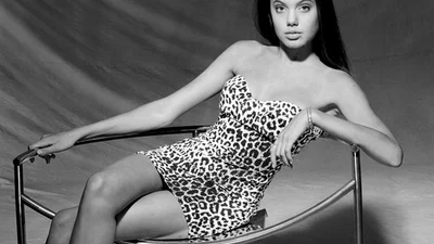 В интернете появились новые фото юной Анджелины Джоли