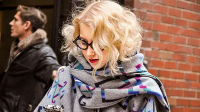 25 идей причесок для кудрявых волос