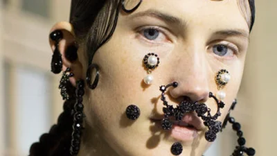 Givenchy предлагает украшать лицо жемчужинами