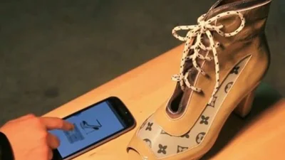 Компания разработала туфли, меняющие цвет