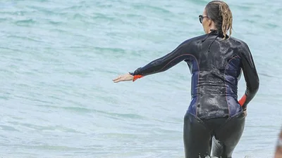 Мэрайя Кери заметно стыдится растолстевшей фигуры