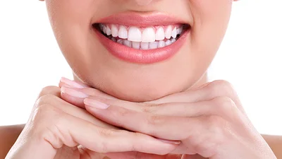 Сияющая улыбка: как отбелить зубы дома