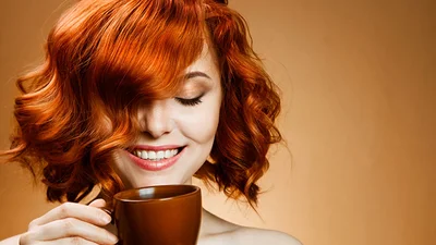 Чай поможет выровнять волосы