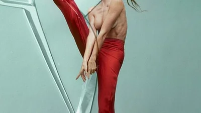 Жизель Бюндхен показала голое тело и нереальную гибкость