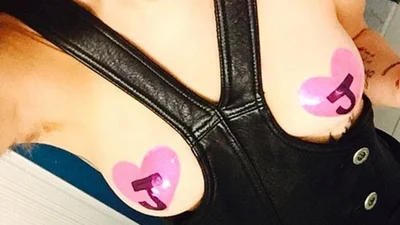 Майли Сайрус шокировала небритыми подмышками и наклейками на груди