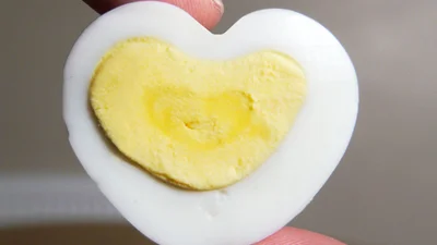 Завтрак любимому: яйца в форме сердечка