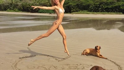Пляжные страсти: свежие фото звезд в бикини