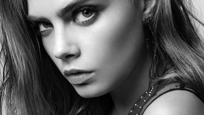 Хулиганка Кара Делевинь примеряла образ серьезной леди