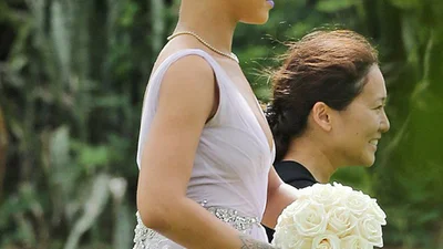 Под венец: Рианну застукали в белом платье