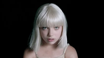 Зашкальные эмоции от Мэдди Зиглер в новом клипе Sia