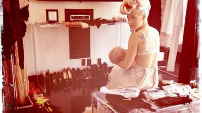 Очень личное: звезды кормят грудью на людях