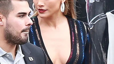 45-летняя Дженнифер Лопес нарядилась в очень откровенное декольте