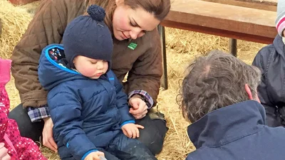 Беременная Кейт Миддлтон развлекает сына в зоопарке