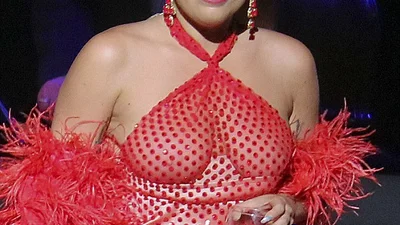 Леди Гага поразила откровенным платьем и диким макияжем
