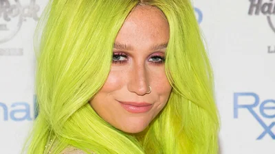 Как Мальвина: звезды массово перекрашивают волосы в яркий цвет