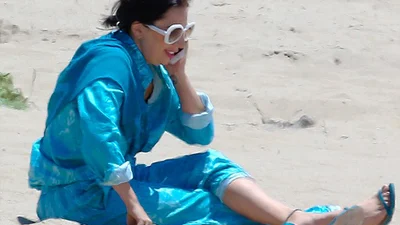 Не к месту: Леди ГаГа нелепо ходит на каблуках по пляжу