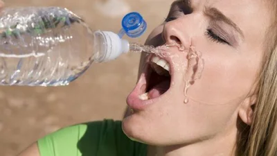 Минута смеха: девушки не умеют пить воду