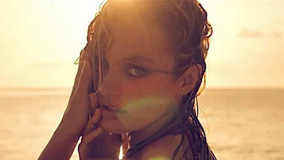 Обнаженная Кэндис Свейнпоул нежится на солнце