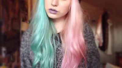 Модный тренд: окрашивание волос в два абсолютно разных цвета