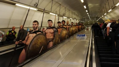 Сексуальная реклама: парни-спартанцы оголились в метро