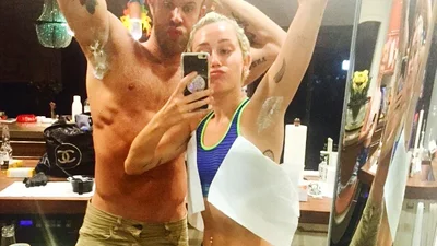 Майли Сайрус показала, как красить волосы на теле