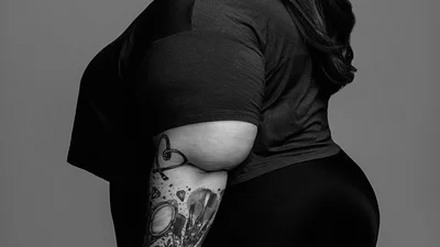 Красивая модель plus-size не побоялась показать тело
