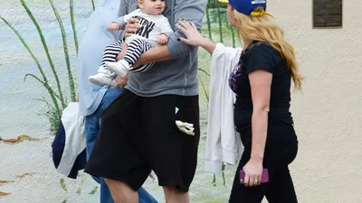 Эштона Катчера подловили на милой прогулке с дочерью