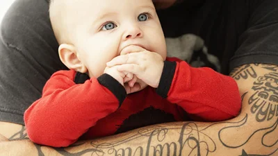 Милі дітлахи в обіймах батьків із тату