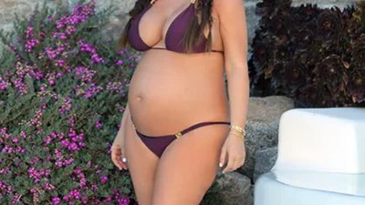 Беременные в бикини: откровенные фото звезд на пляже