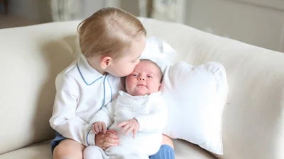 Дети принца Уильяма и Кейт Миддлтон в первой фотосессии
