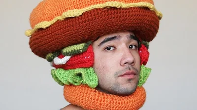 Вкусная мода: парень делает забавные шляпки в виде еды