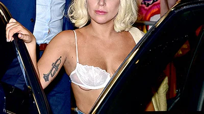 Грудь напоказ: Леди Гага показала бюст