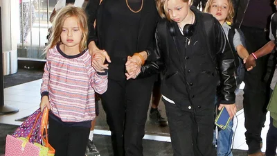 Анджелина Джоли и Брэд Питт с детьми улетели на каникулы во Францию