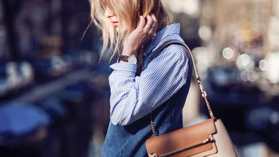 В тренде: как модно носить сарафаны и платья из дэнима