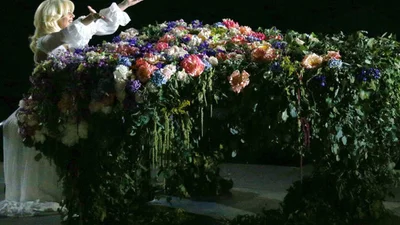 Леди ГаГа потрясающе спела Imagine за цветочным роялем