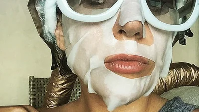 Бьюти-Инстаграм: звезды показывают себя с масками на лице