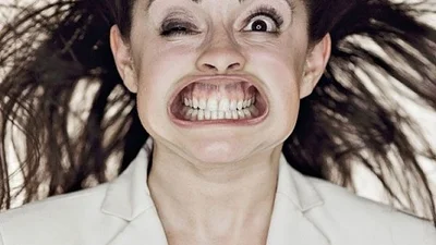 Посміхніться: потік вітру та смішні мордочки людей