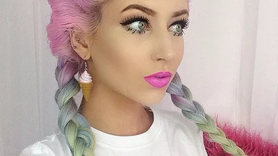 Модный тренд лета: яркая коса с разноцветными прядями