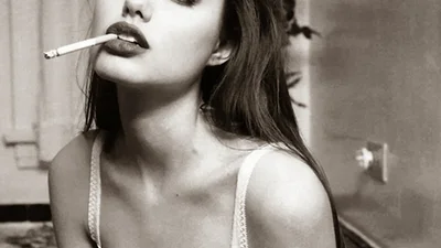 Юная и дерзкая: новые фото Анджелины Джоли из молодости